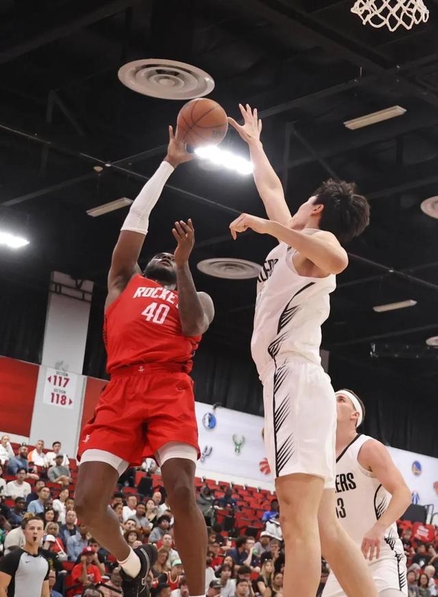 火箭双核砍分，力压开拓者