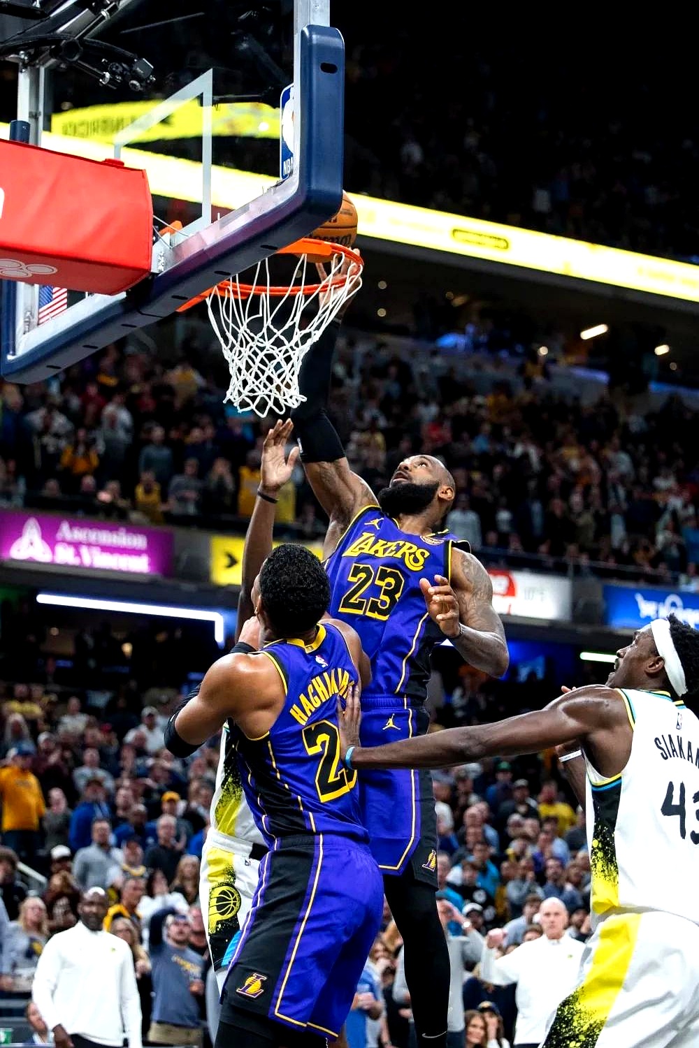 湖人客场力克勇士，詹姆斯29+9+8