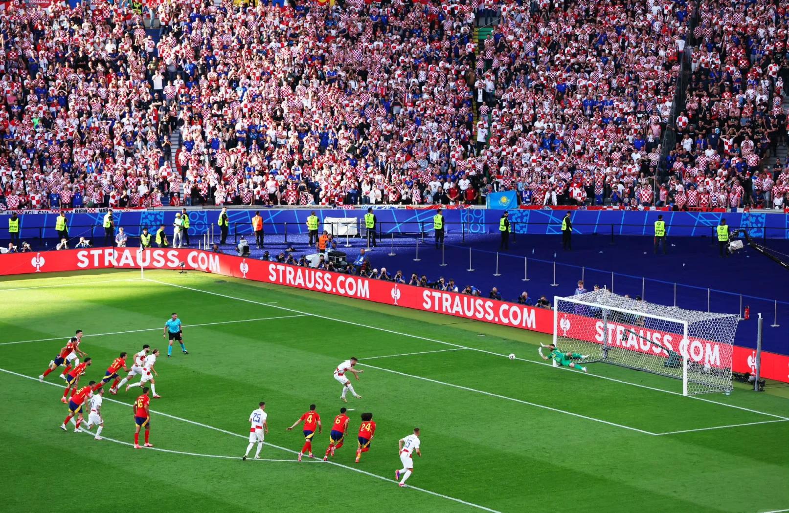 西班牙险胜克罗地亚，进军四强