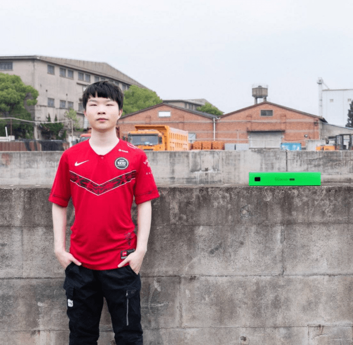 Panda Sports-100T险胜T1，Scout极限生还后反打宿敌对决淘汰赛，锁定晋级资格