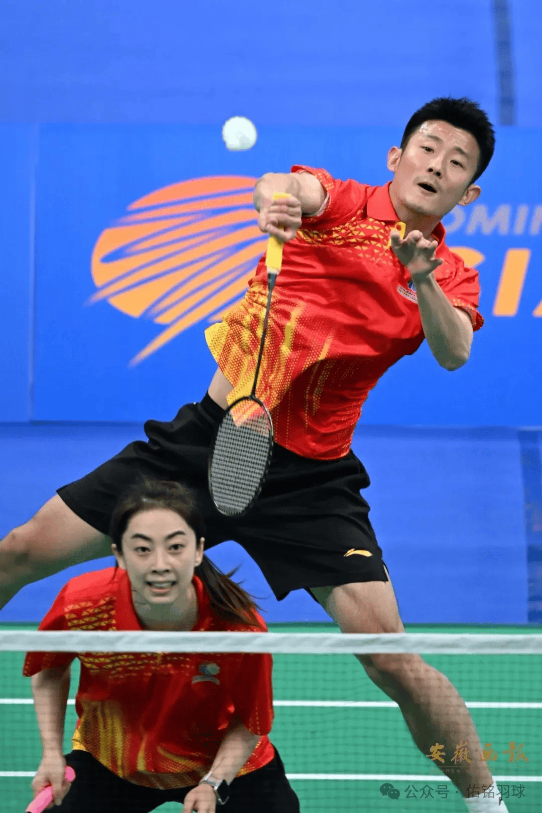 法国羽毛球队强势韩国羽毛球队，谌龙三分雨点燃全场