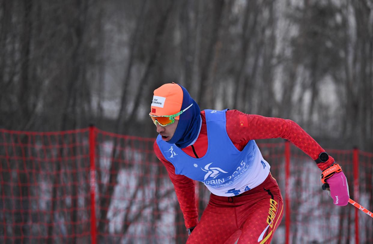 男子越野滑雪日本选手冲刺夺冠