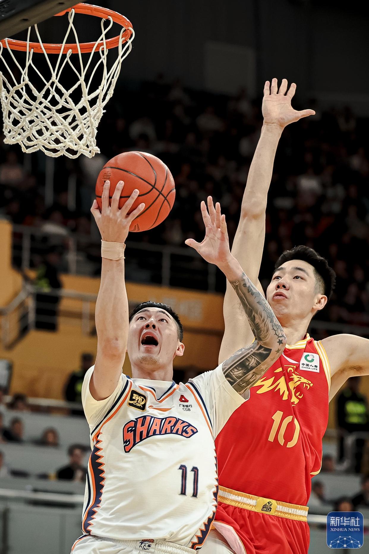 关于上海男篮奋力抗衡浙江队，逆转获胜的信息